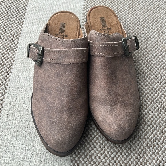 Minnetonka Women's Billie Leather Slip-On Mules Marbled Brown Western Buckle 7 - Picture 2 of 10